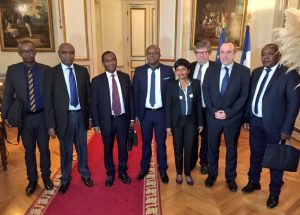 Ericka Bareigts entourée des élus, du président du SIEAM et des représentants de la CDC et de l'AFD