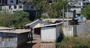Une alternance de cases en tôle et de maisons en dur à Majicavo Dubaï