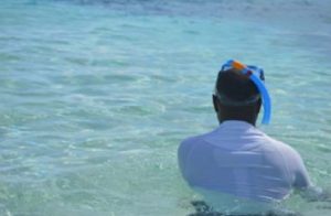 Maires, adjoints, conseillers départementaux et un sénateur dans les eaux du lagon, pour réfléchir à leur protection