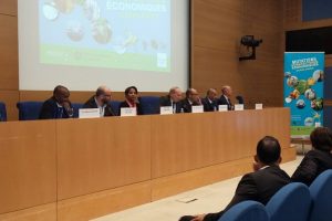 Isabelle Chevreuil de la CCI de Mayotte à la droite de Luc Hallade l'ambassadeur délégué à la coopération régionale dans l'océan Indien
