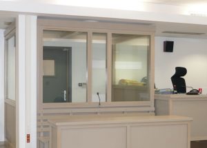 Le box réservé aux accusés arrivant sous escorte