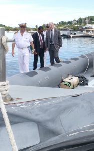 Des boudins qui ne tiennent plus la mer... C'est l'état des moyens nautiques à Mayotte que découvrait Bruno Le Roux
