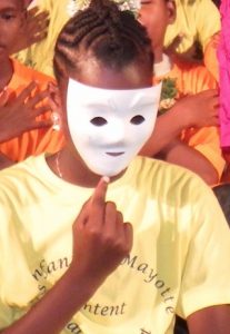 Enfant droit masque