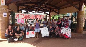 Une grande partie des équipes éducatives devant le collège de Mtsangamouji ce mercredi