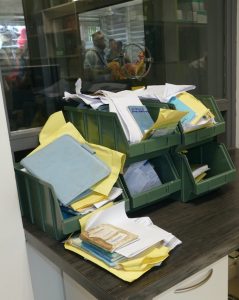 Les casiers de carnets de santé débordent