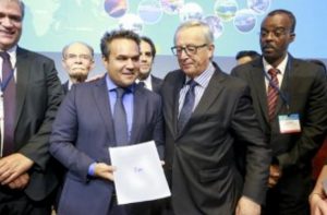 Le président réunionnais remet le document à Jean-Claude Juncker