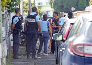 Un important déploiement de sécurité dans le quartier de Saint-Benoît après la fusillade jeudi matin (Photo: JIR)