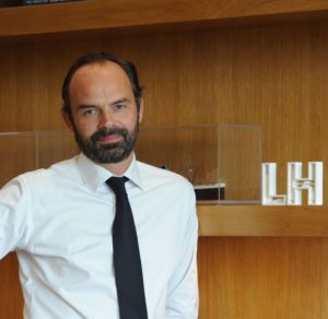 Venu du PS, Edouard Philippe est actuellement député-Maire (LR) et président du conseil communautaire du Havre