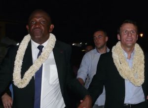 Saïd Omar Oili guidait Emmanuel Macron vers la tribune à Labattoir
