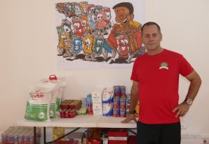 Laurent Beaumont sous la fresque Bao de Vincent Liétard