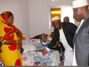 Majani vient déposer le colis de l'Aïd au pied d'une coco de Passamainty