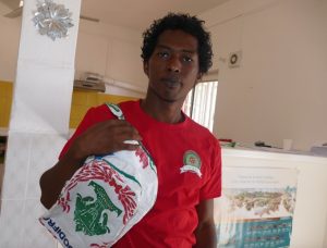 Un sac à dos costaud présenté par un des volontaires du service civique