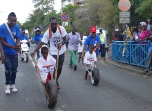Les tout-jeunes se font aider