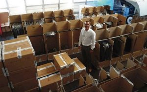 Manuel Moulié au milieu de quelques unes de 17000 pièces à répartir (Photo: JIR)