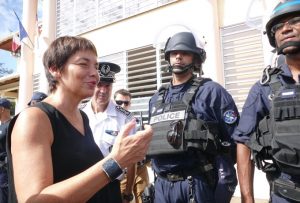 La ministre a pris beaucoup de temps pour discuter avec les policiers