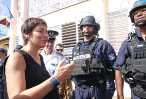 La ministre a pris beaucoup de temps pour discuter avec les policiers