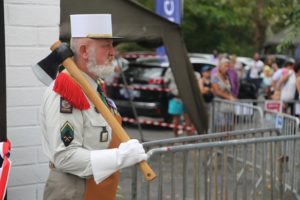Les Pionniers, figures emblématiques de la Légion sont reconnaissables à leur hache et à leur tablier