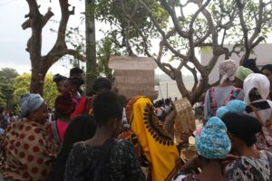 Des pancartes improvisées devant le lycée