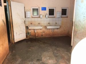 Dans une école à Koungou. "Scandaleux" pour Nathalie Costantini