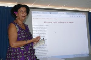 Leïla Al-Ardah souligne la place l'arabe dans la société mahoraise, et son influence dans le shimaoré