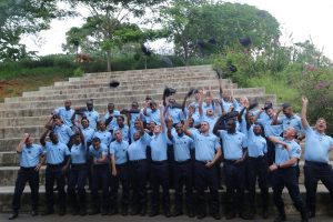 ... avant de le jeter en l'air...