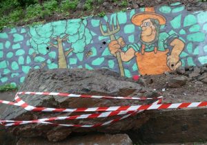 Le bloc tombé en bordure de route