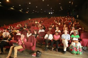 La conférence avait lieu dans un cinéma sans clim