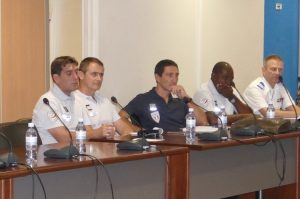 Le commissaire Jos au centre (en bleu marine)
