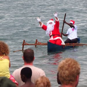 Une arrivée de Père Noël en pirogue à Mtsangabeach
