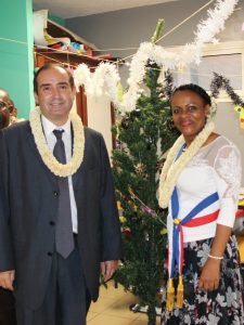 Frédéric Veau et Anchya Bamana devant l'arbre de Noël
