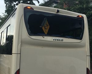 Le pare-brise arrière d'un bus éclaté ce lundi