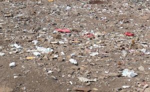 Difficile de ne pas tomber sur de telles zones d'éparpillement des déchets quelque soit la commune