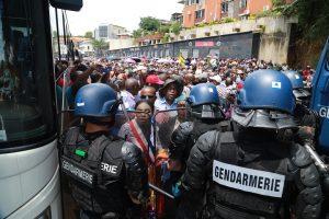 Anchya Bamana devant le cordon de gendarmerie mobile