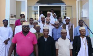 Hani Ramadan le 19 juin 2016, debout devant Saïd Kambi