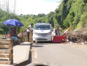 Les ambulanciers doivent enlever les obstacles pour passer sous les yeux des barragistes