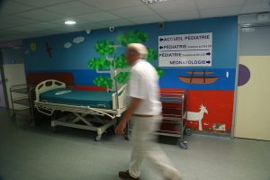 Le service pédiatrique tourne avec des effectifs réduits et bien moins de patients que d'ordinaire