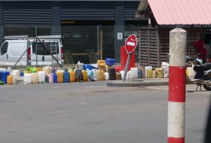 L'alignement des bidons d'essence... le quotidien des stations
